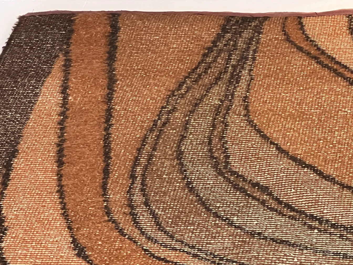 tappeto antico con design astratto in tonalità marroni