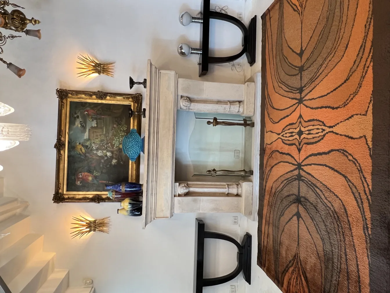 старый коврик с коричневыми и терракотовыми узорами