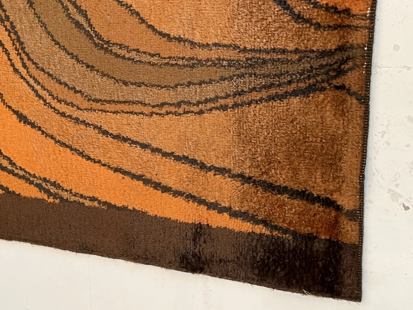 tapete antigo com design marrom em ambiente decorativo