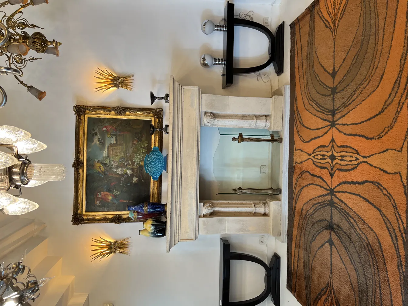 tapis ancien décoratif avec design organique dans un cadre élégant