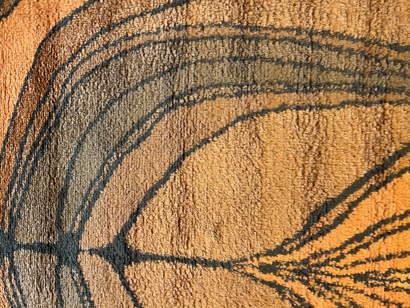 Tapete antigo com design orgânico em tons marrons