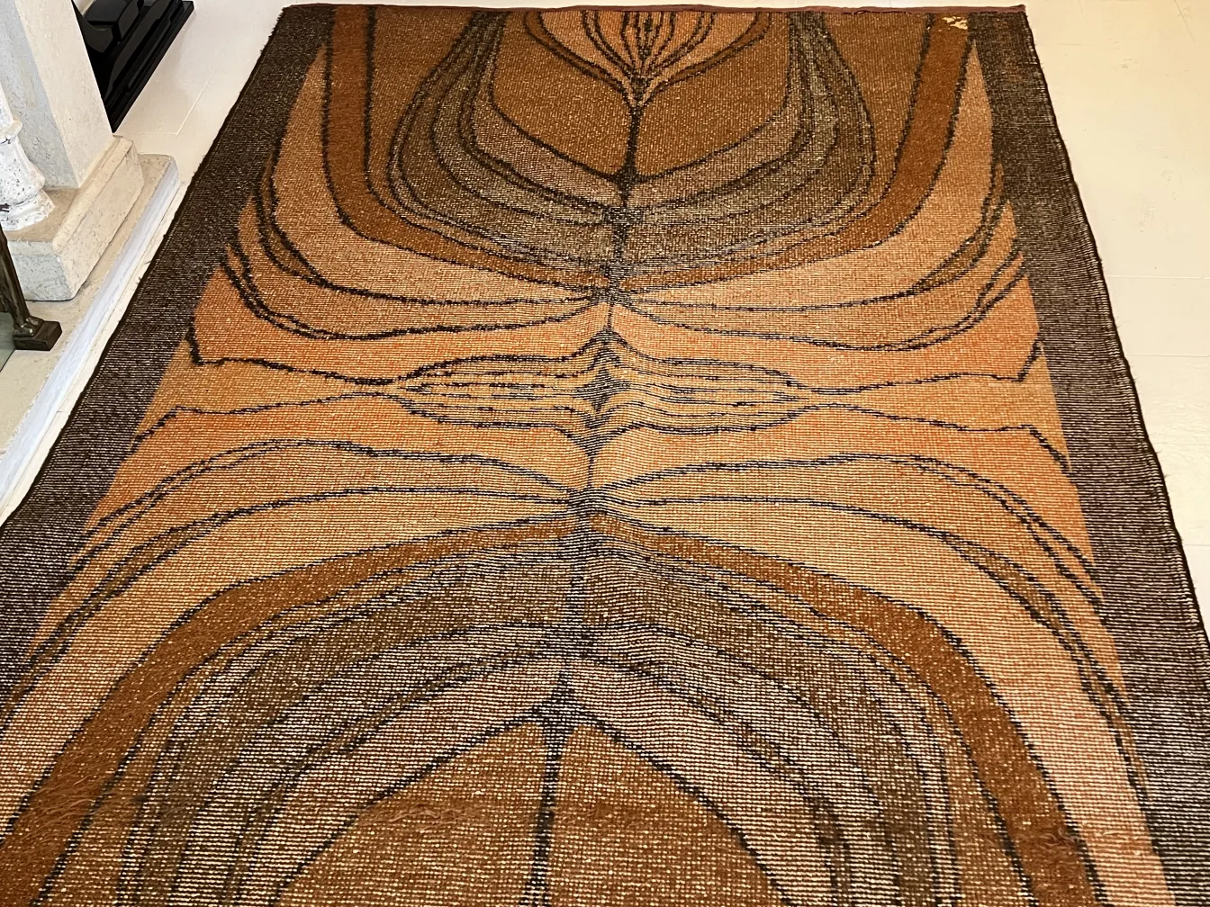 alfombra antigua con diseño orgánico en tonos marrones