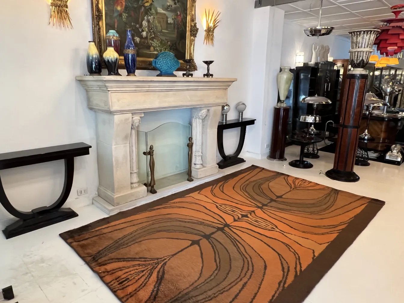 tapis ancien avec motifs bruns et noirs dans un salon élégant