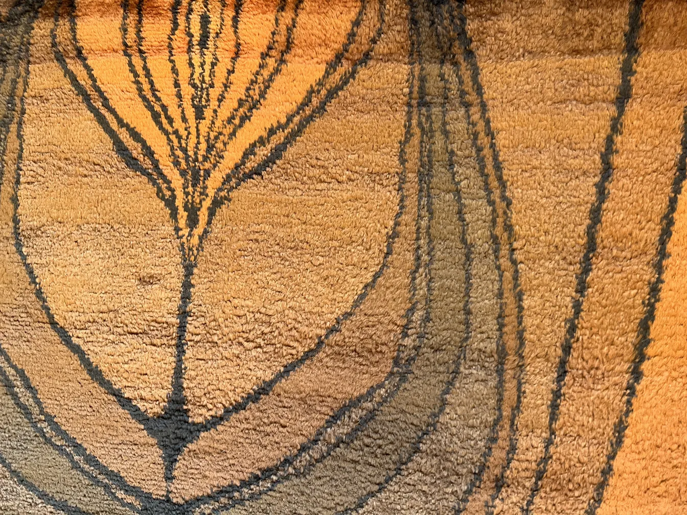 tapis ancien avec un design organique et des tons chauds