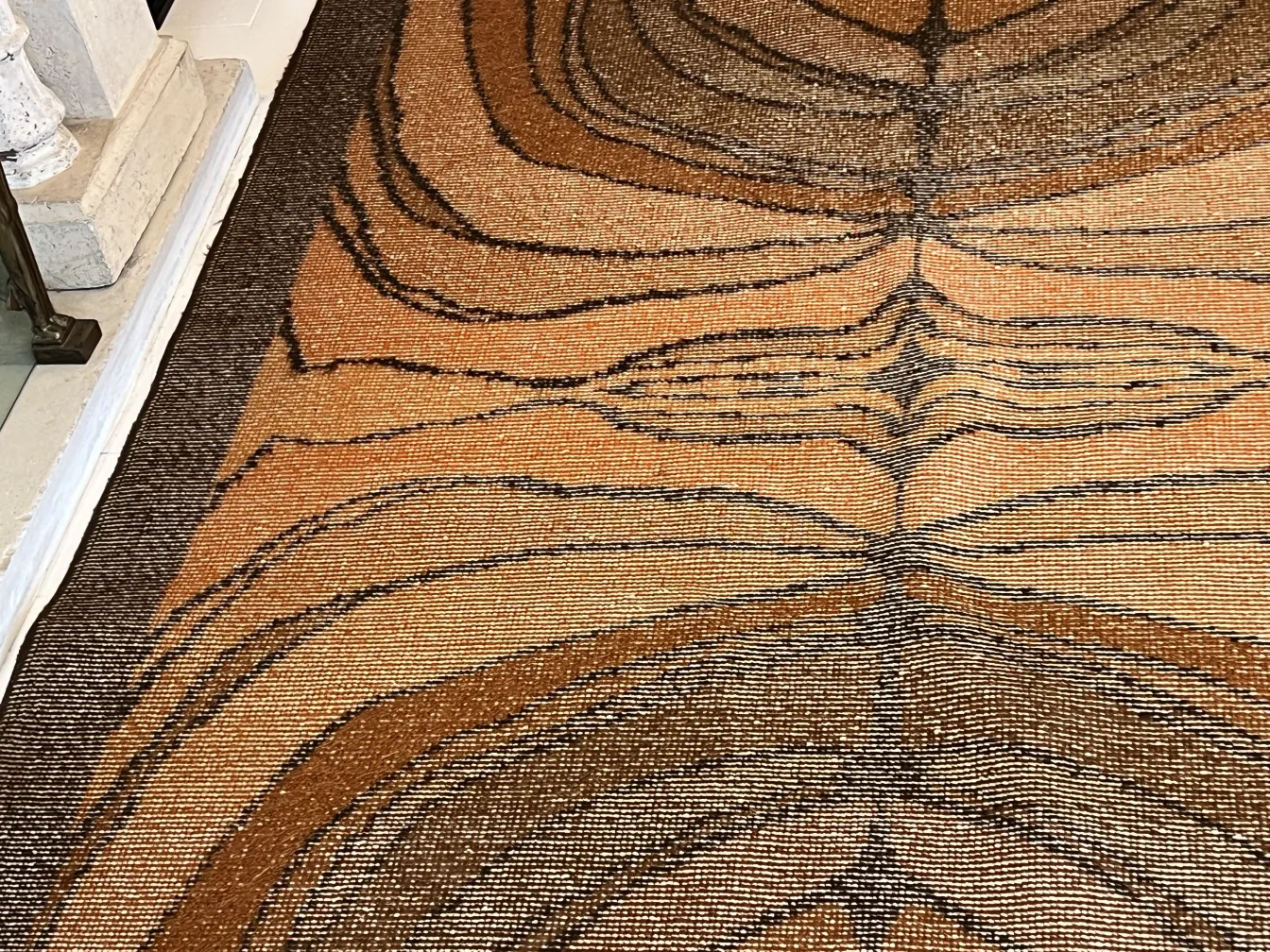 tapete antigo com design em tons marrons e linhas onduladas