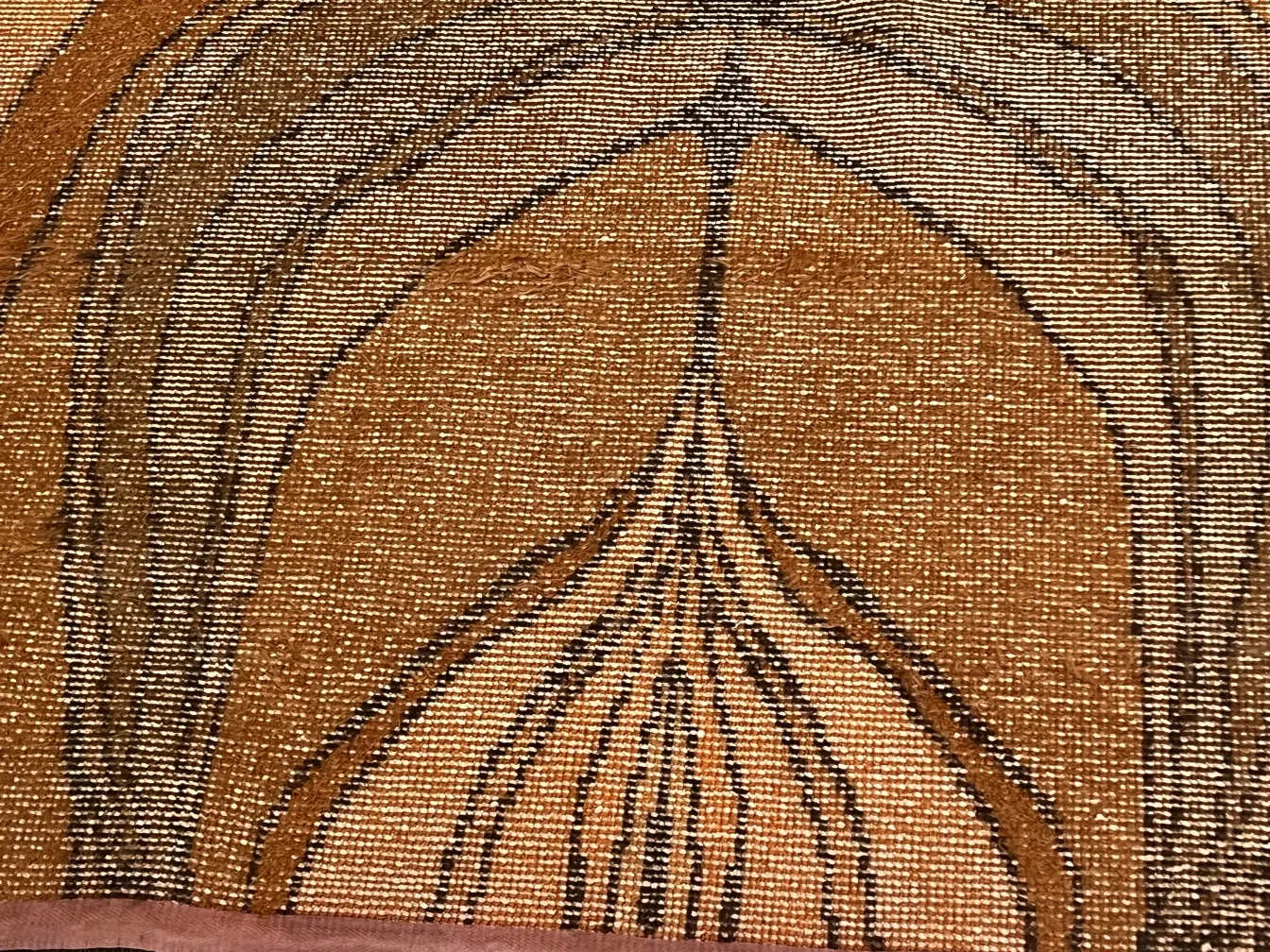 antiker Teppich mit braunem Design und schwarzen Details