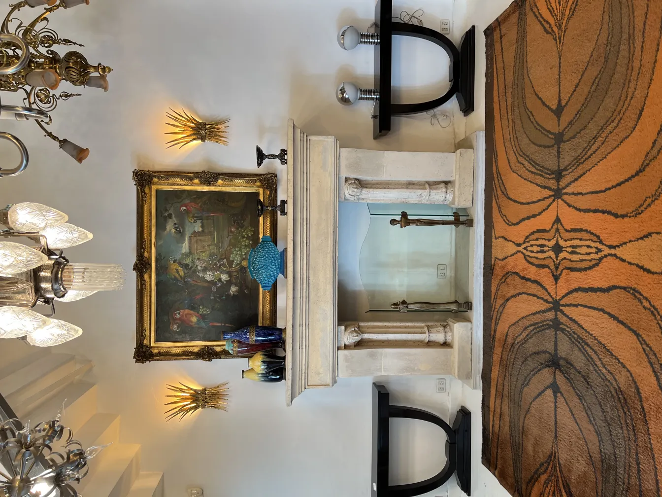 tappeto antico di design astratto in un ambiente elegante con quadri e decorazioni