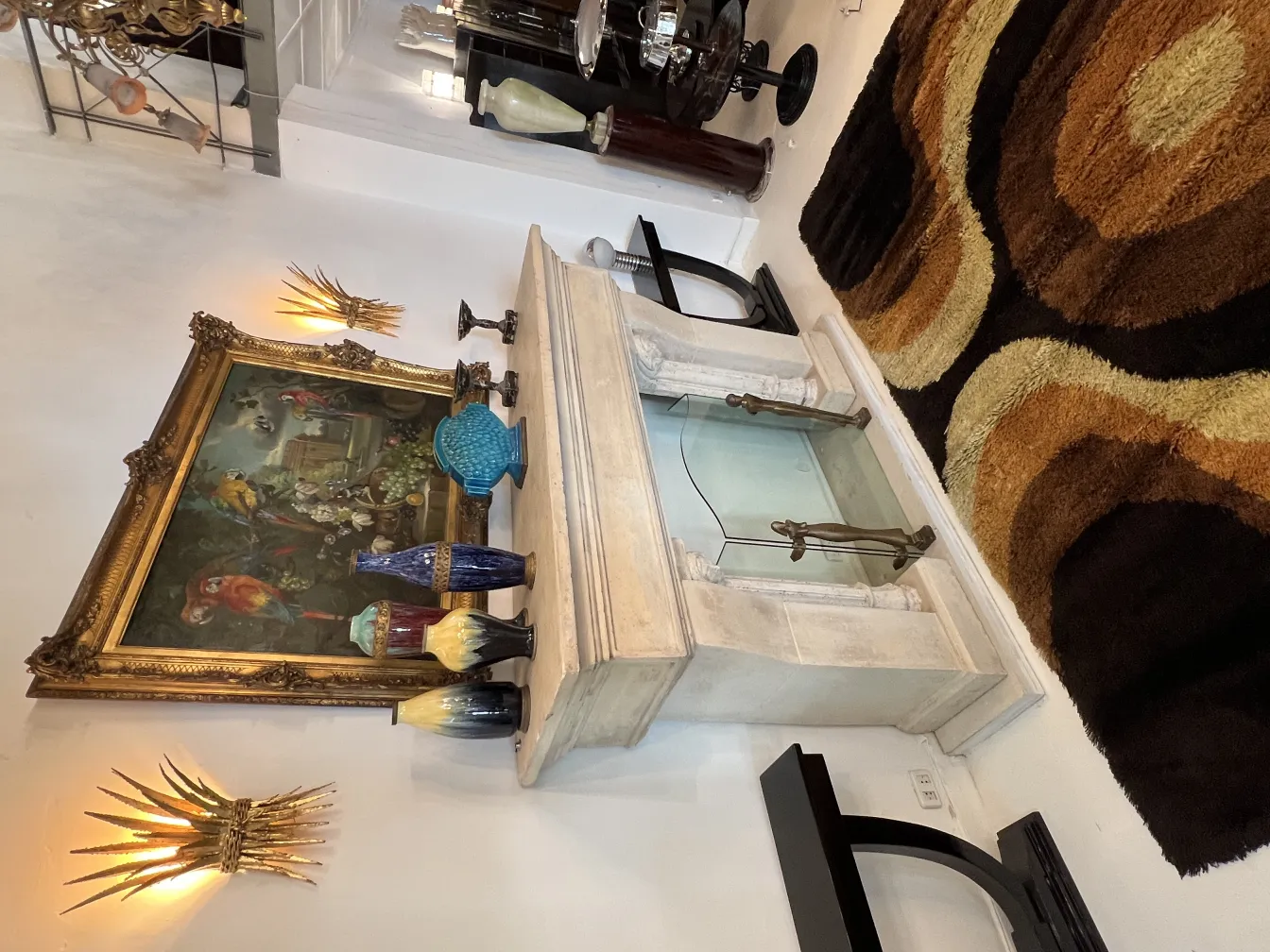 tappeto antico in tonalità marrone e beige in un ambiente decorativo