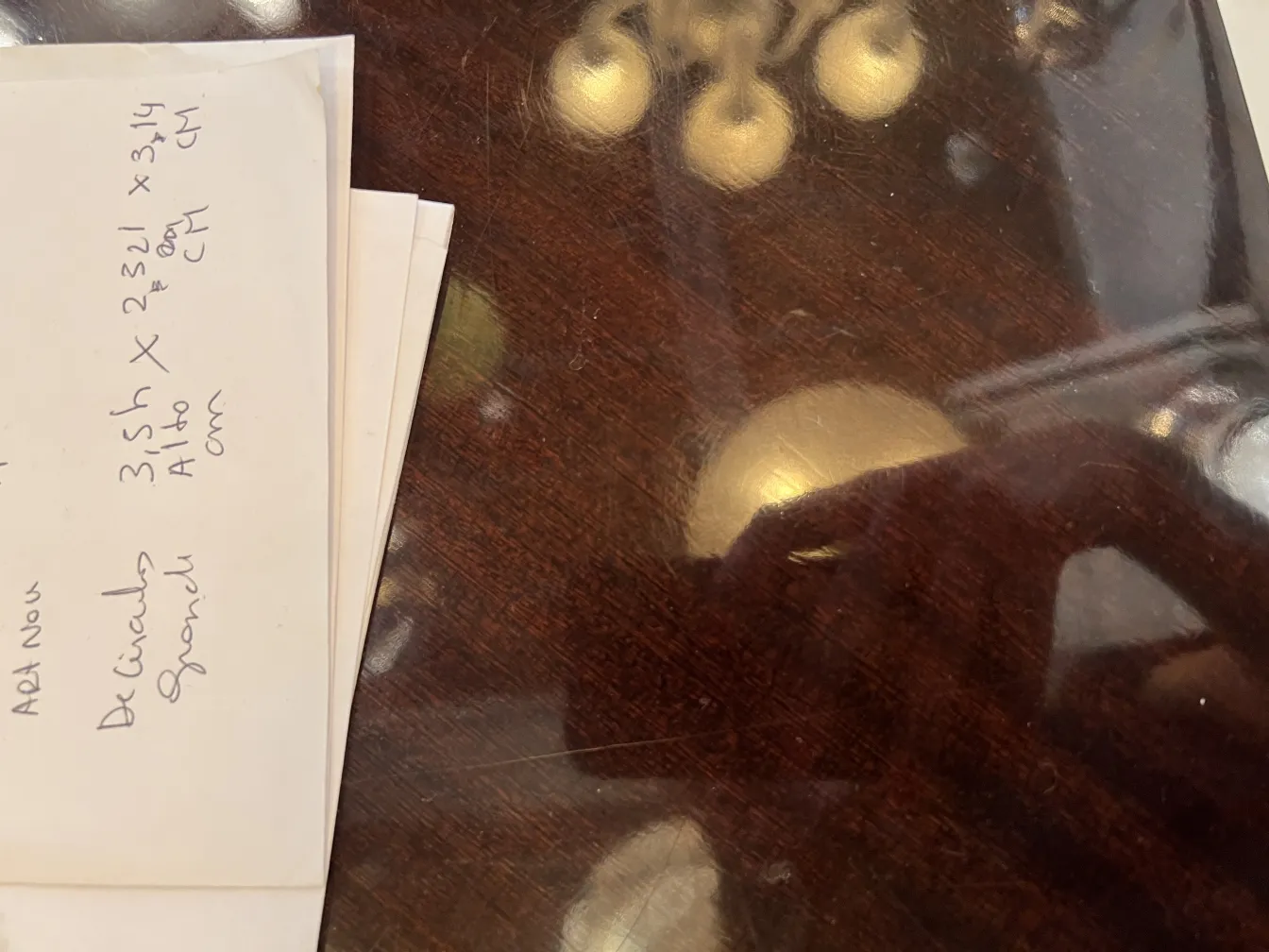 antiker dekorativer Teppich auf einem Tisch