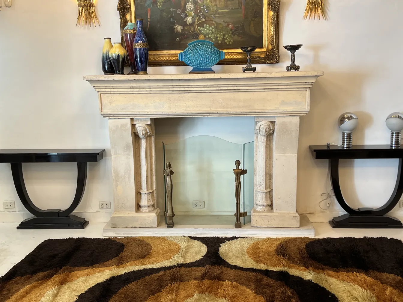 Античный коврик с геометрическим дизайном в коричневых и черных тонах, дополнения в элегантной обстановке.