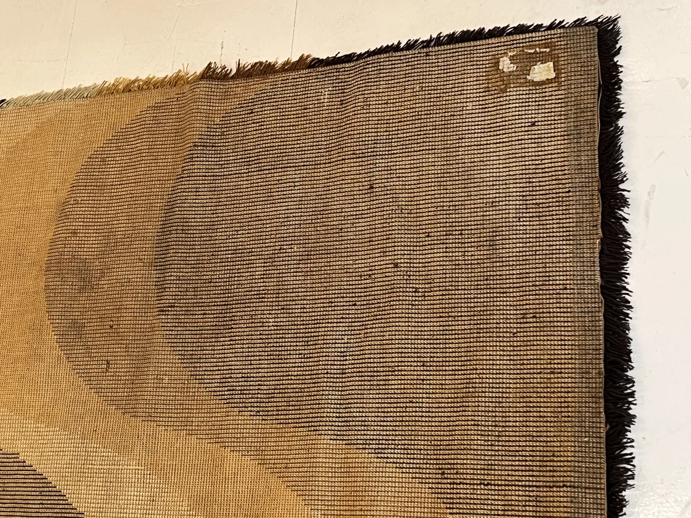 سجاد قديم بتصميم هندسي باللون البني