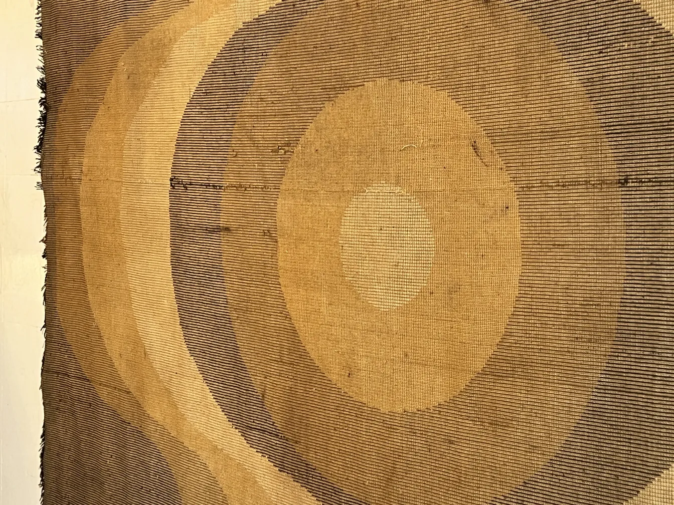 Antiker Teppich mit klassischem runden Design in Braun und Beige.