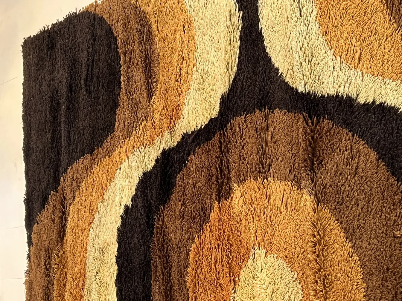 Alter Teppich mit warmen Farben im abstrakten Design