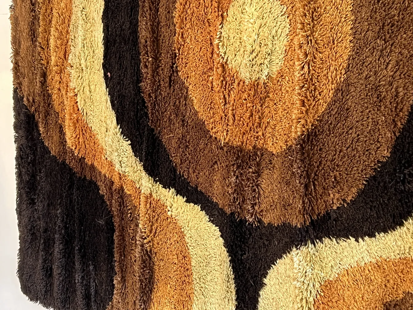 tapis ancien aux couleurs marron et design circulaire