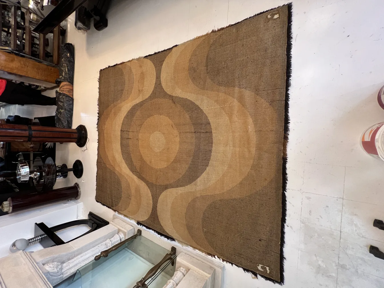 Alfombra antigua de diseño geométrico en un ambiente vintage.