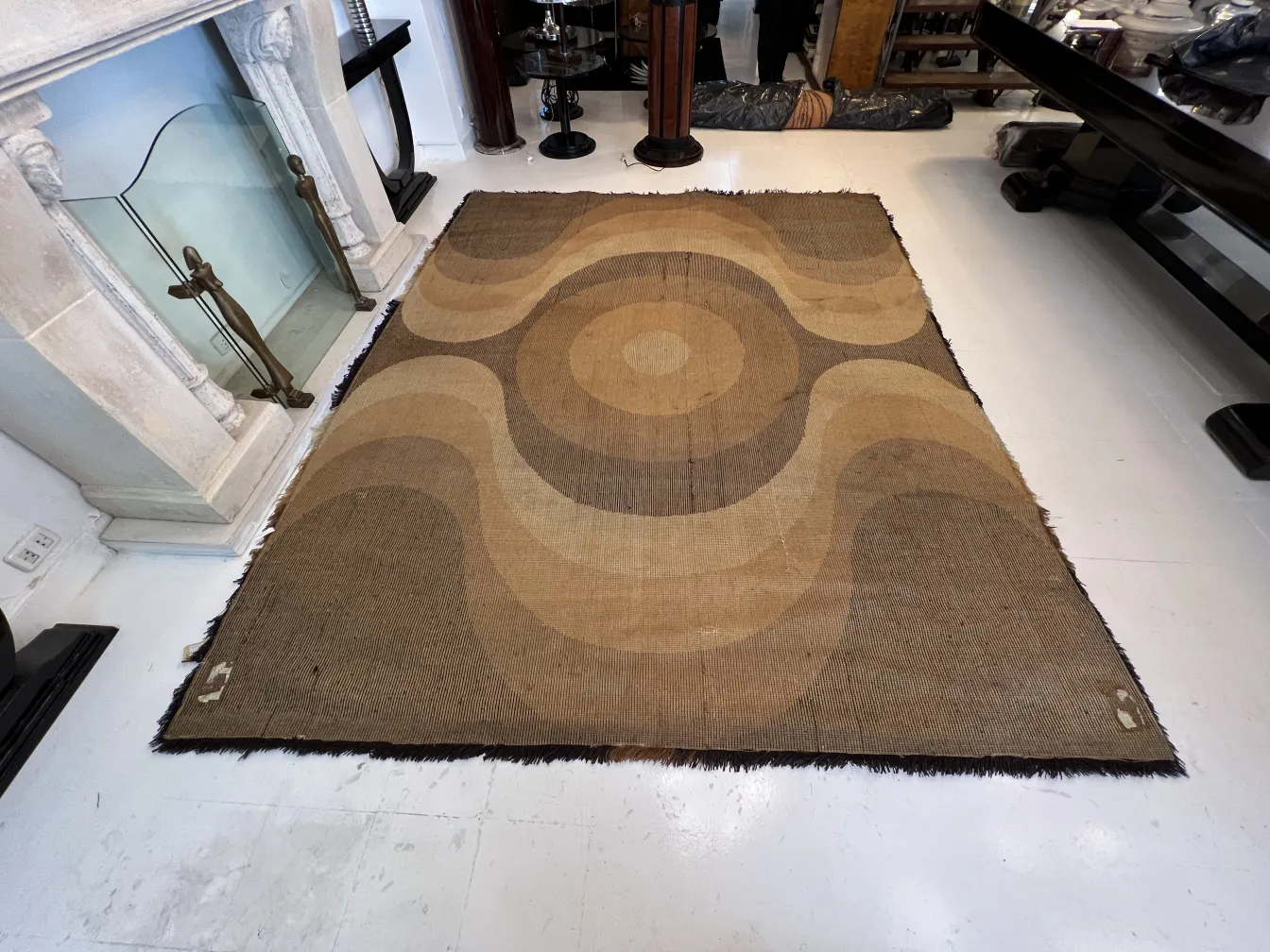 antiker Teppich mit einem Design in Erdtönen, ideal für warme Umgebungen