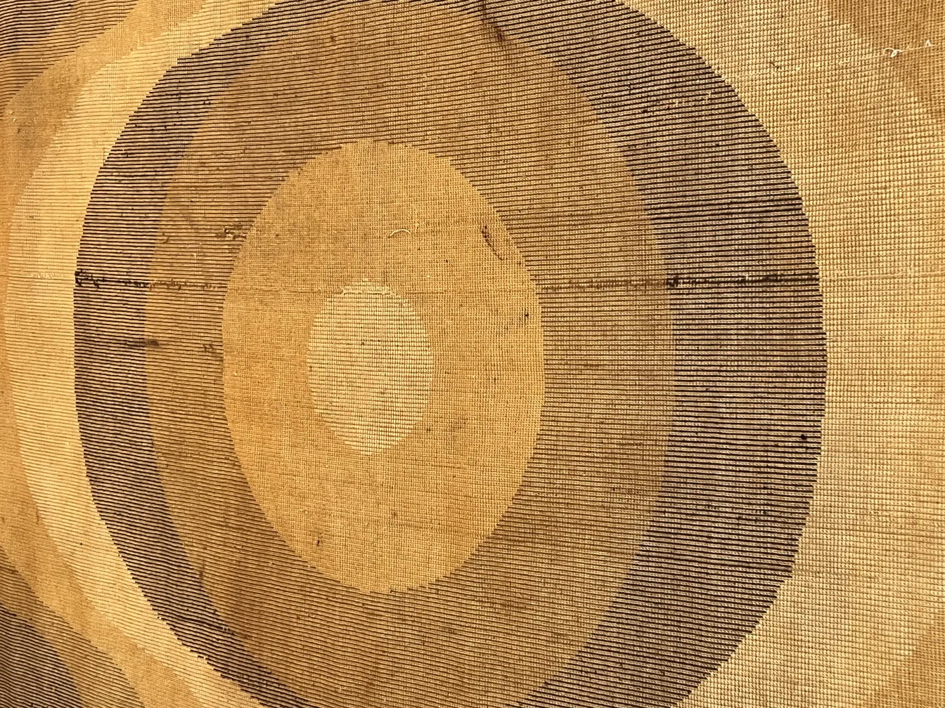 tapis ancien avec motif circulaire en tons beige et marron