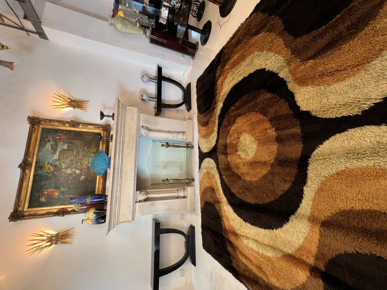 alfombra antigua con diseños en tonos marrones y amarillos en un ambiente elegante