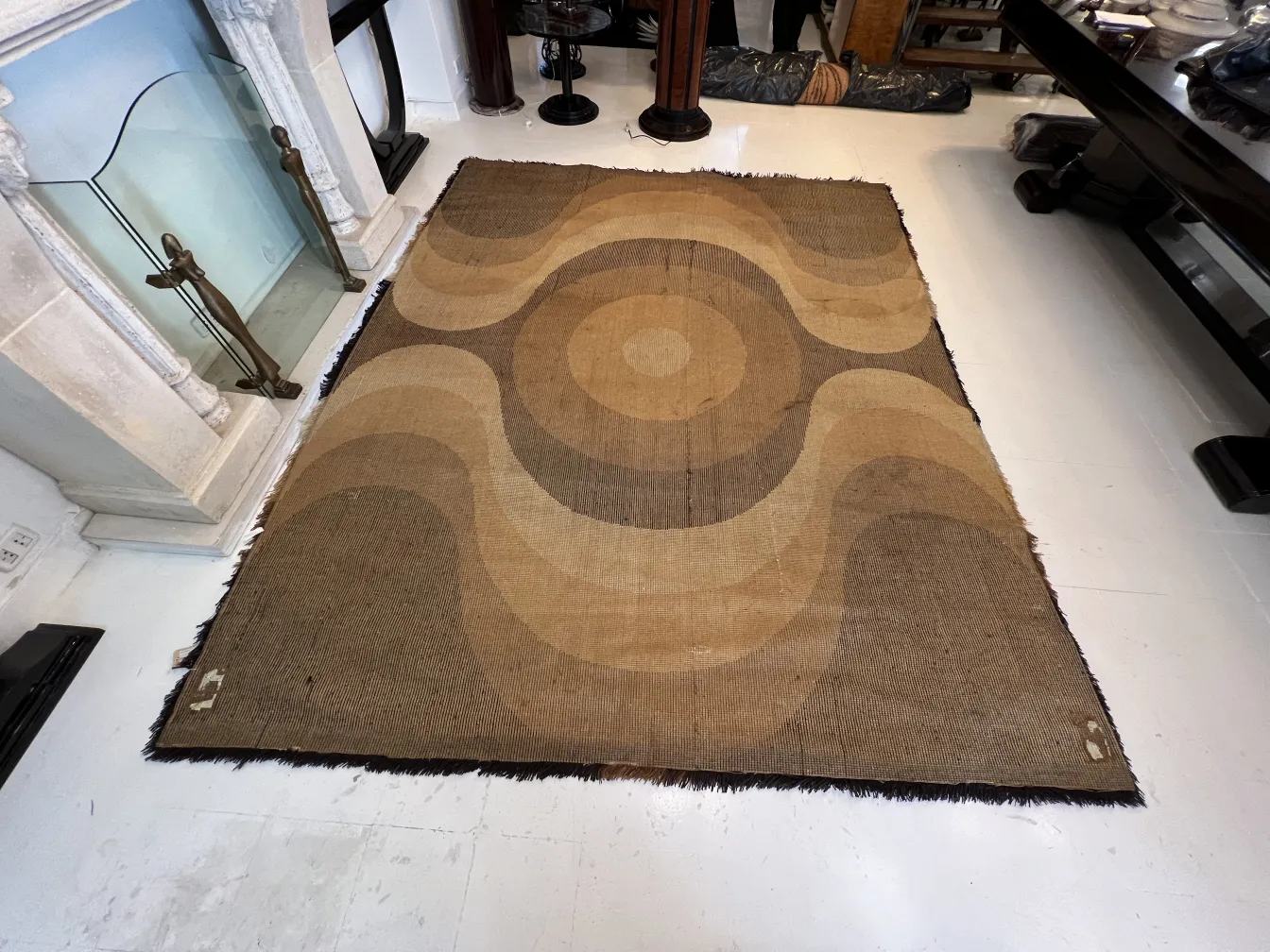 tapis ancien avec un design géométrique en tons bruns
