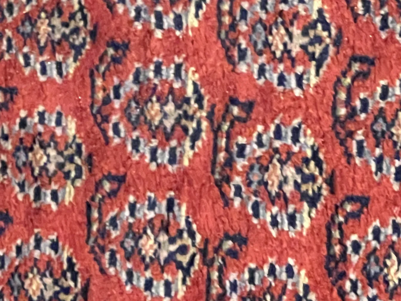 antik teppich mit bunten geometrischen mustern