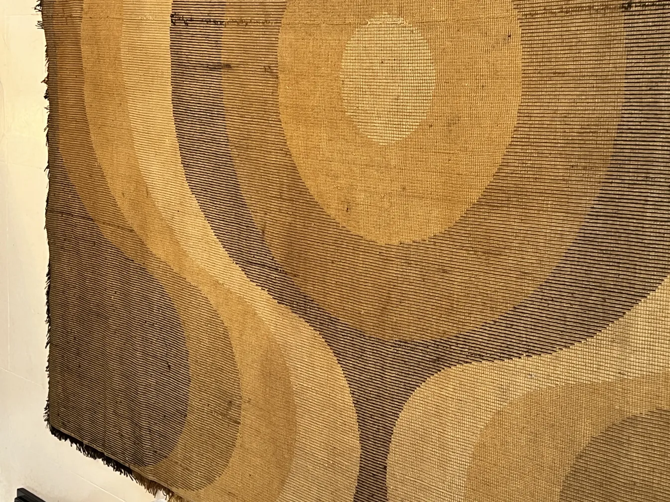 antiker Teppich mit geometrischem Design in Braun- und Beigetönen