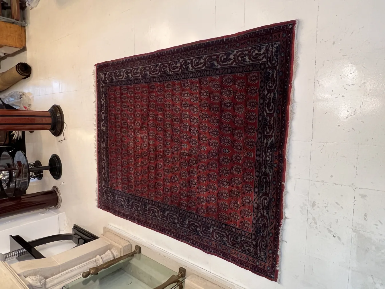 antiker Teppich im traditionellen Stil in roter Farbe