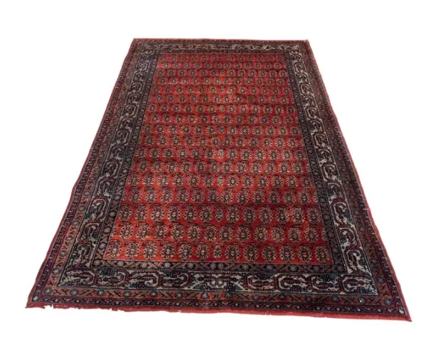 alter roter Teppich mit floralen Mustern