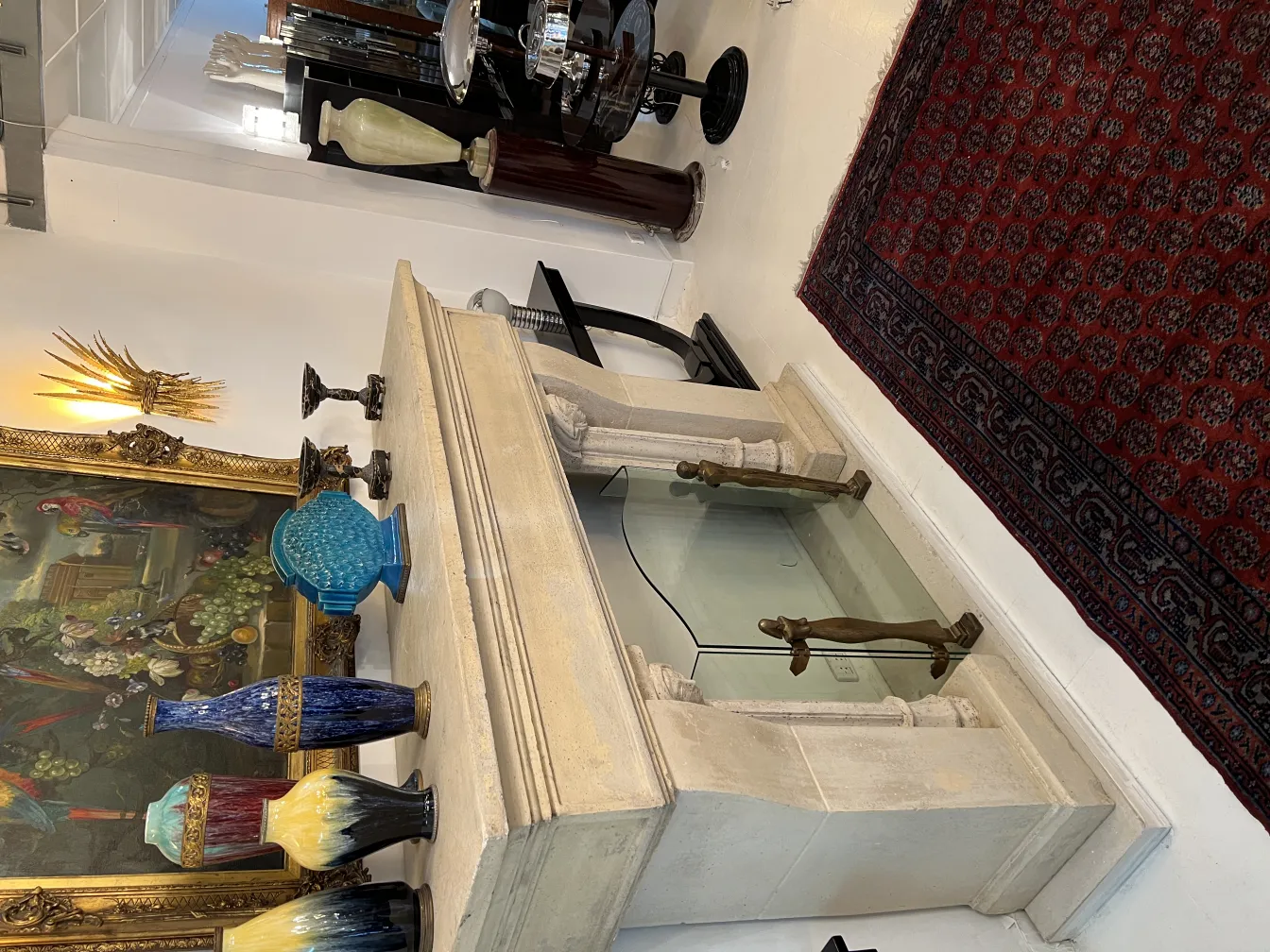 tappeto antico con motivi intricati, accessori decorativi