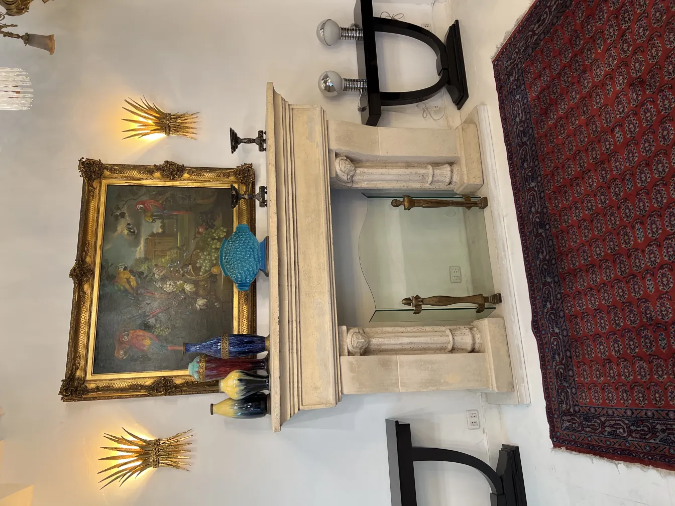 tapis ancien avec des couleurs riches et un motif traditionnel sur le sol