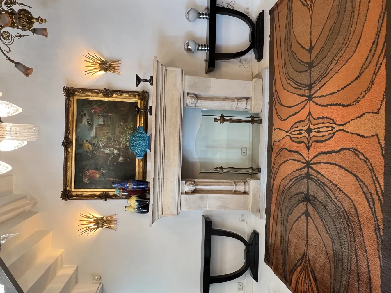 tappeto antico con motivi in tonalità marroni e arancioni