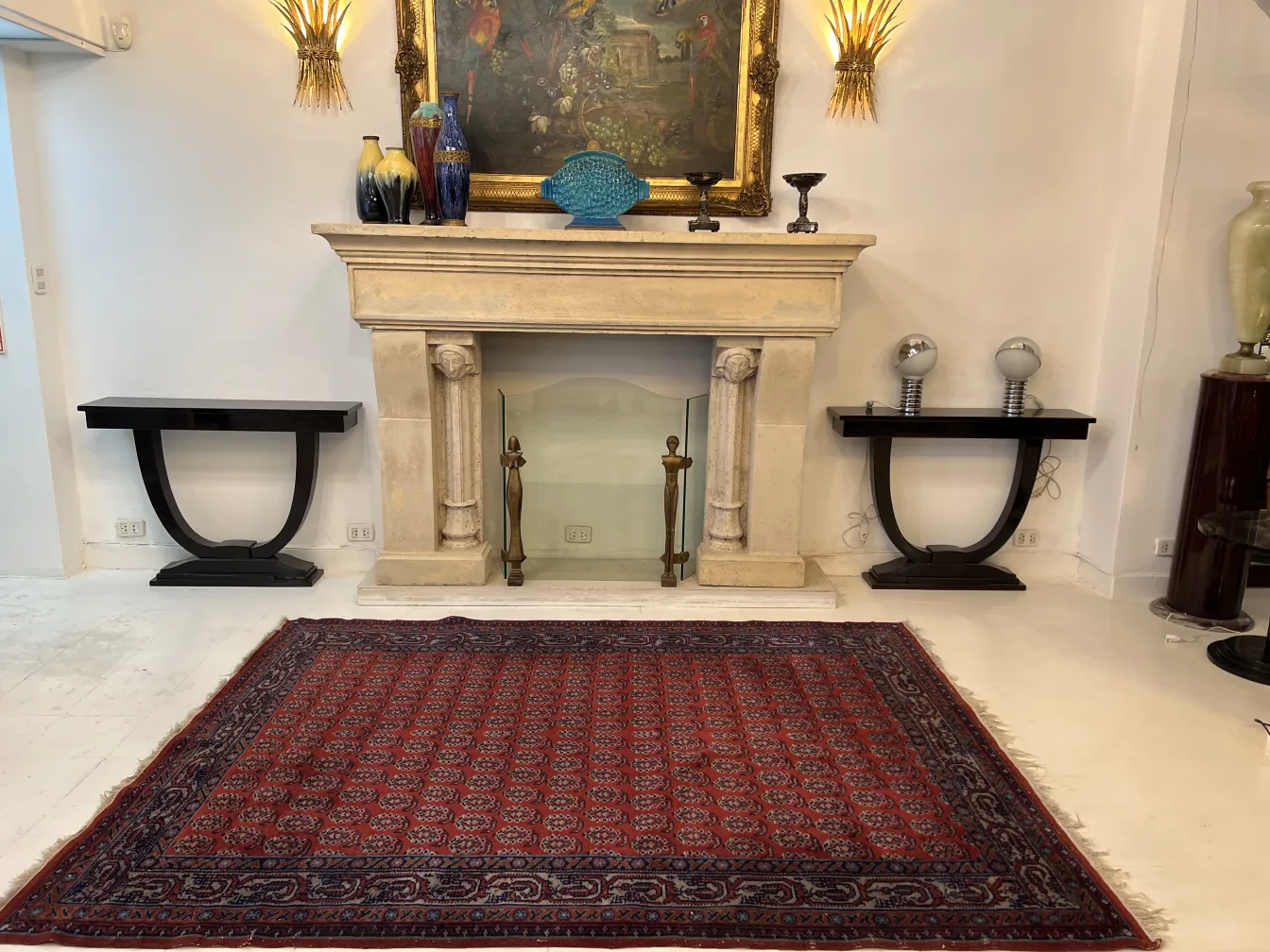 Tappeto antico rosso e blu con motivi in un ambiente elegante.