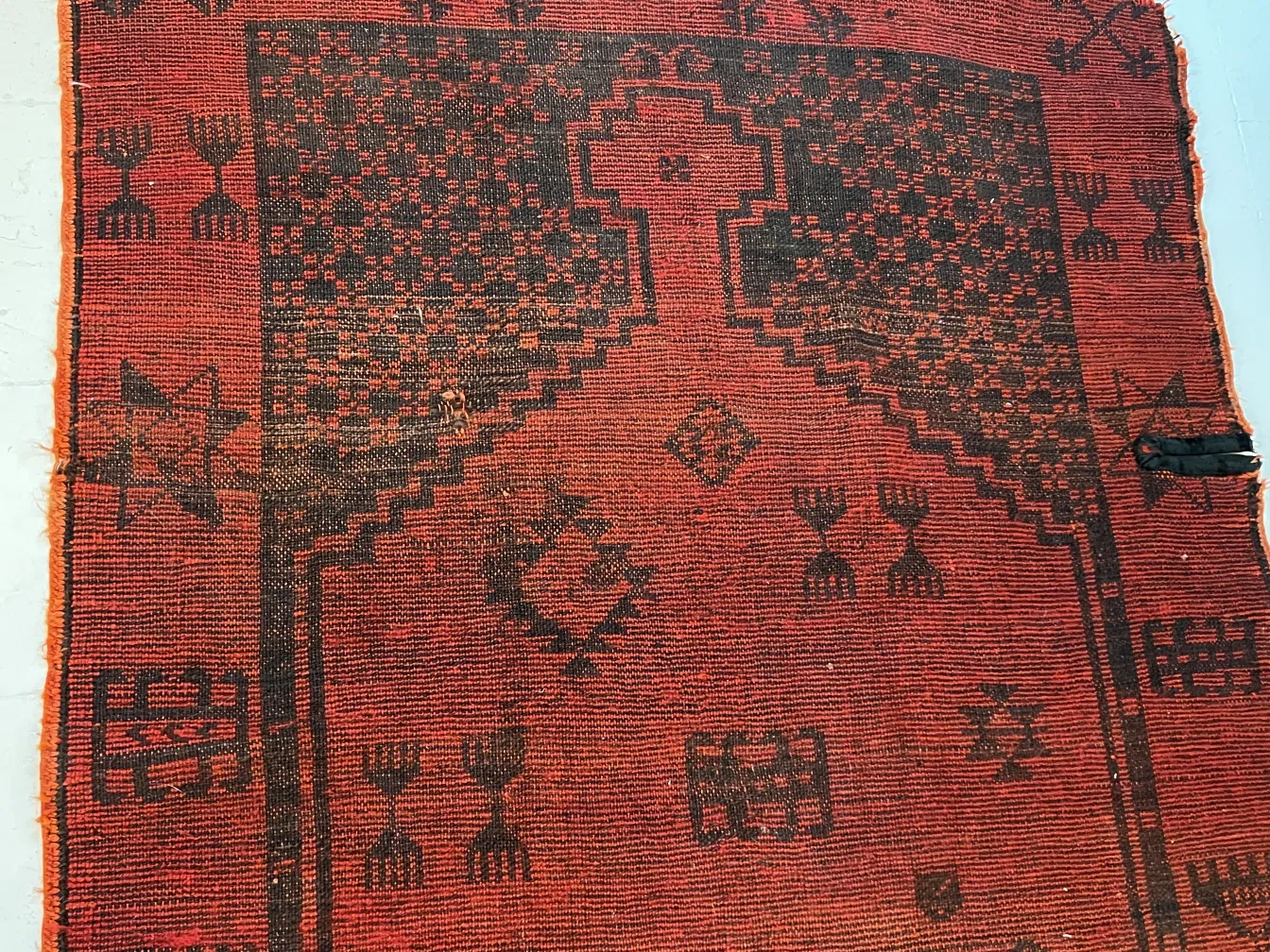 tapete antigo com fundo vermelho e padrões escuros