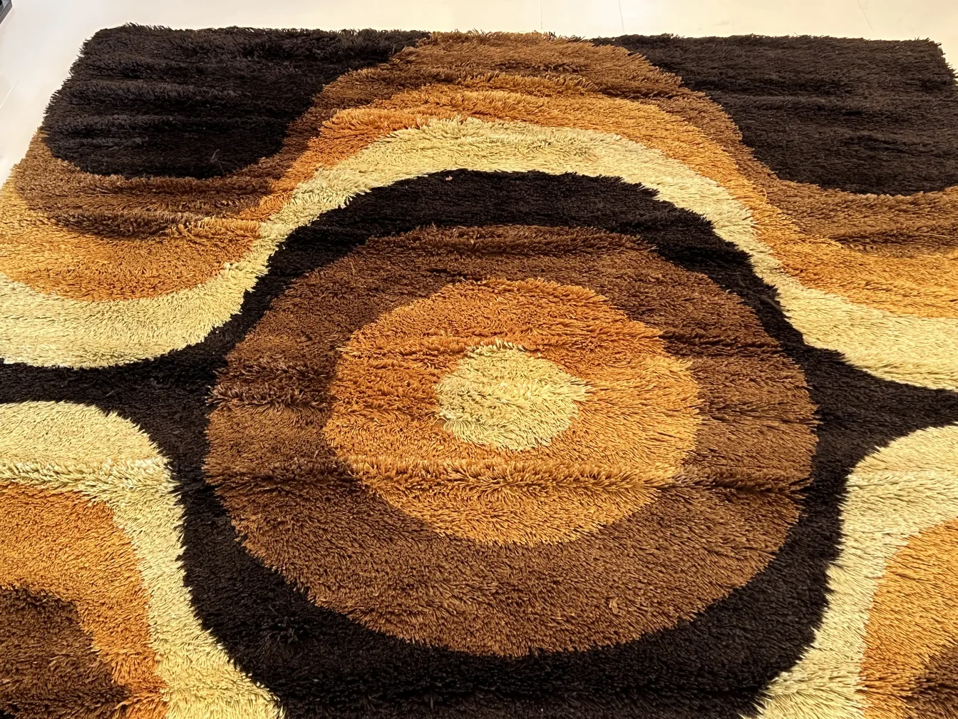 alfombra retro de colores marrones y beige con diseño circular