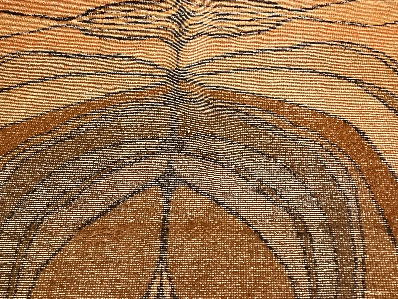 Alter Teppich mit organischem Design in Brauntönen