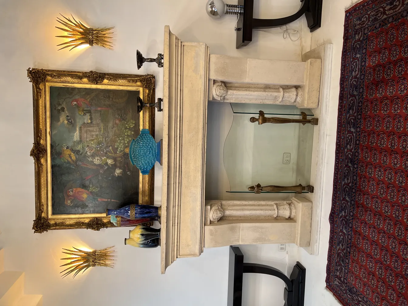 Tapete antigo vermelho com padrões decorativos na sala.