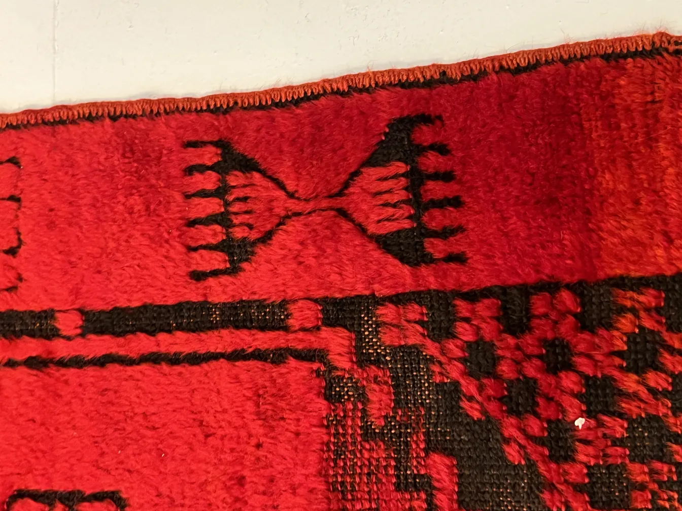 Tapete antigo vermelho com desenhos intrincados