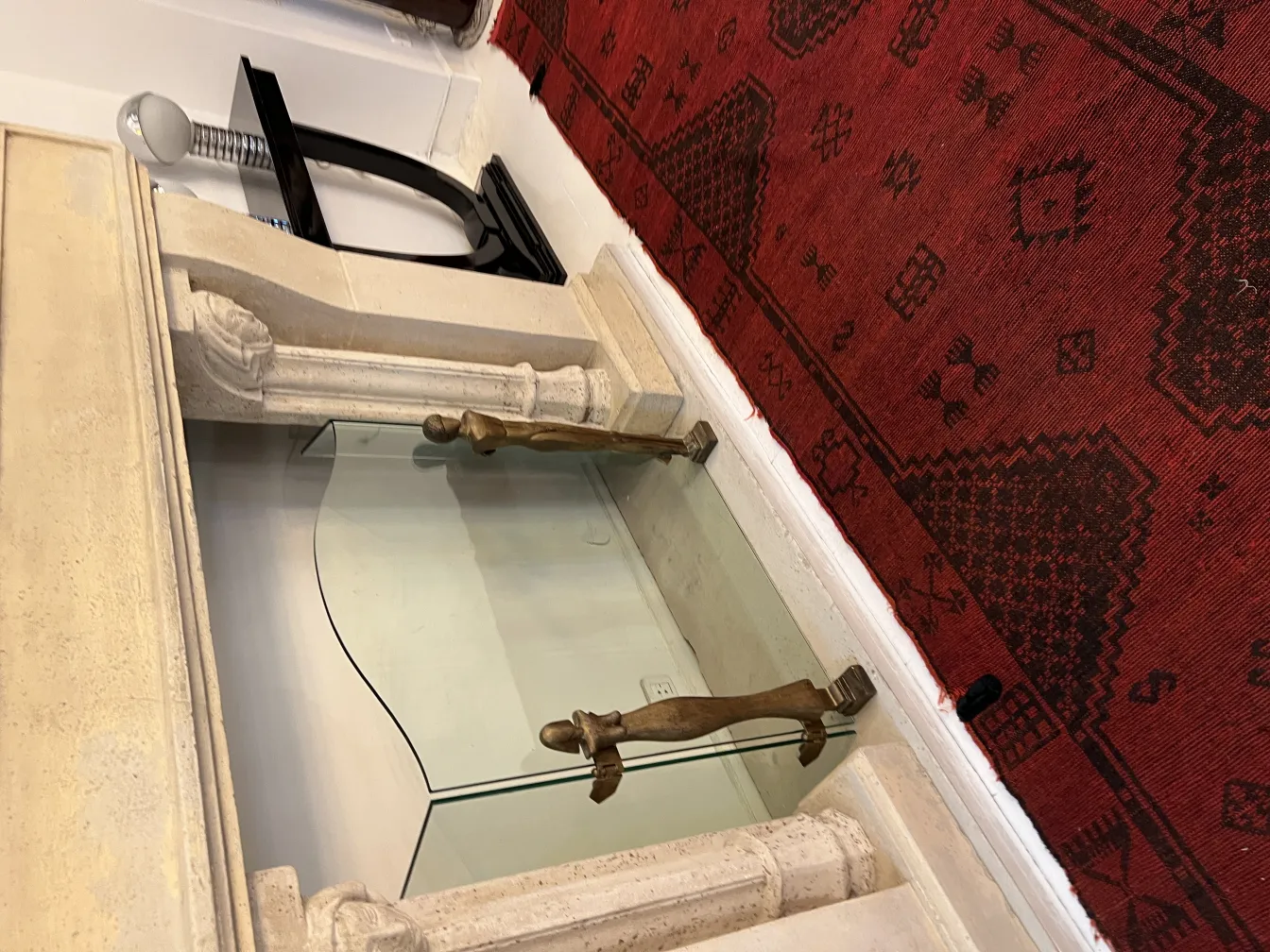 tapete antigo vermelho com padrões e detalhes decorativos