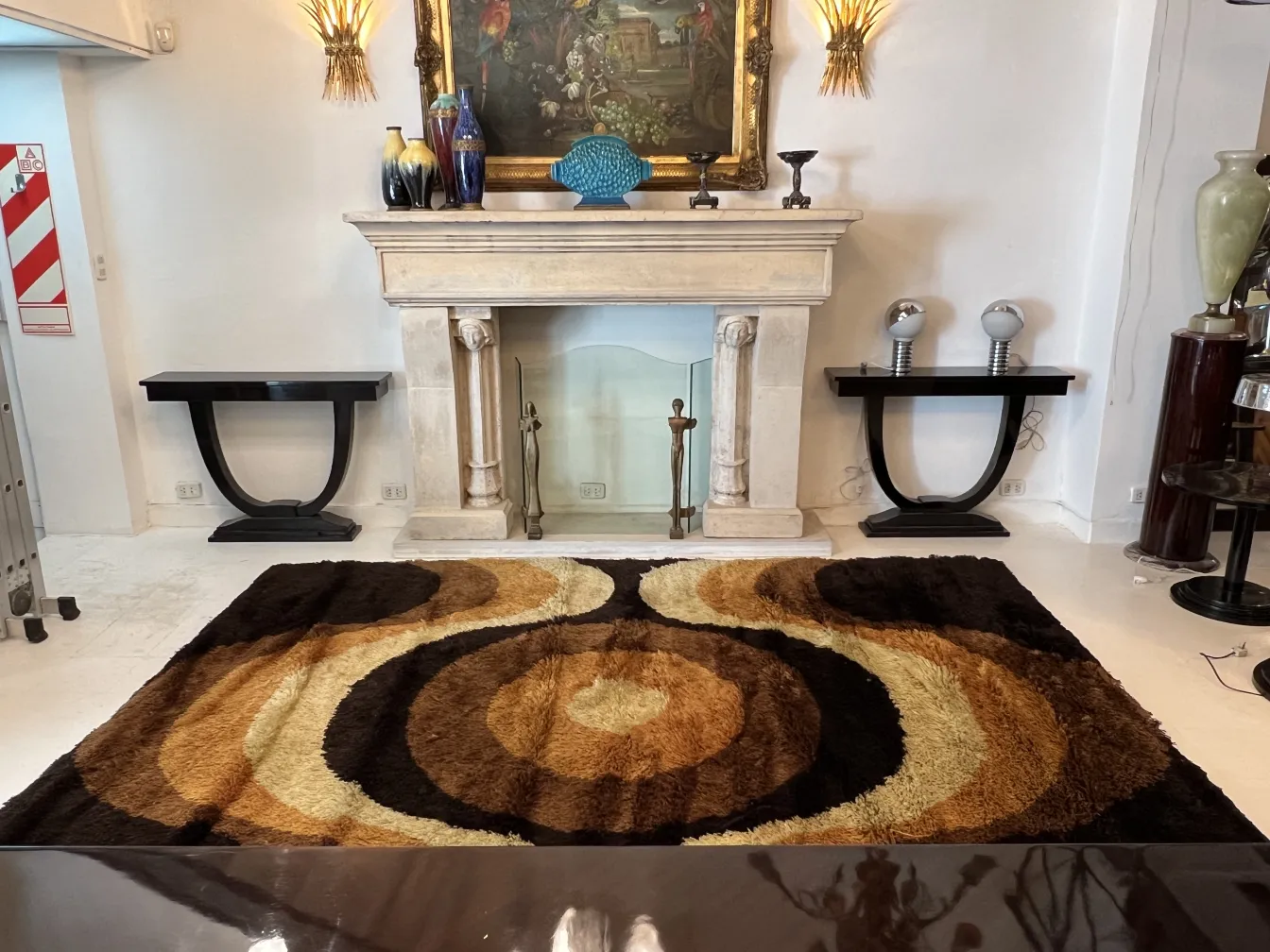 tappeto antico con design marrone e beige in stanza moderna