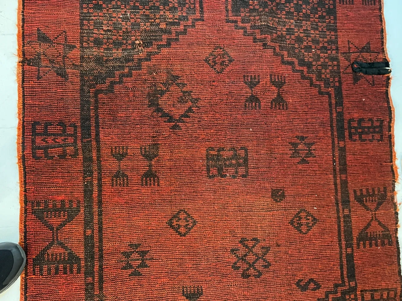 alfombra roja con diseños geométricos antiguos en el suelo