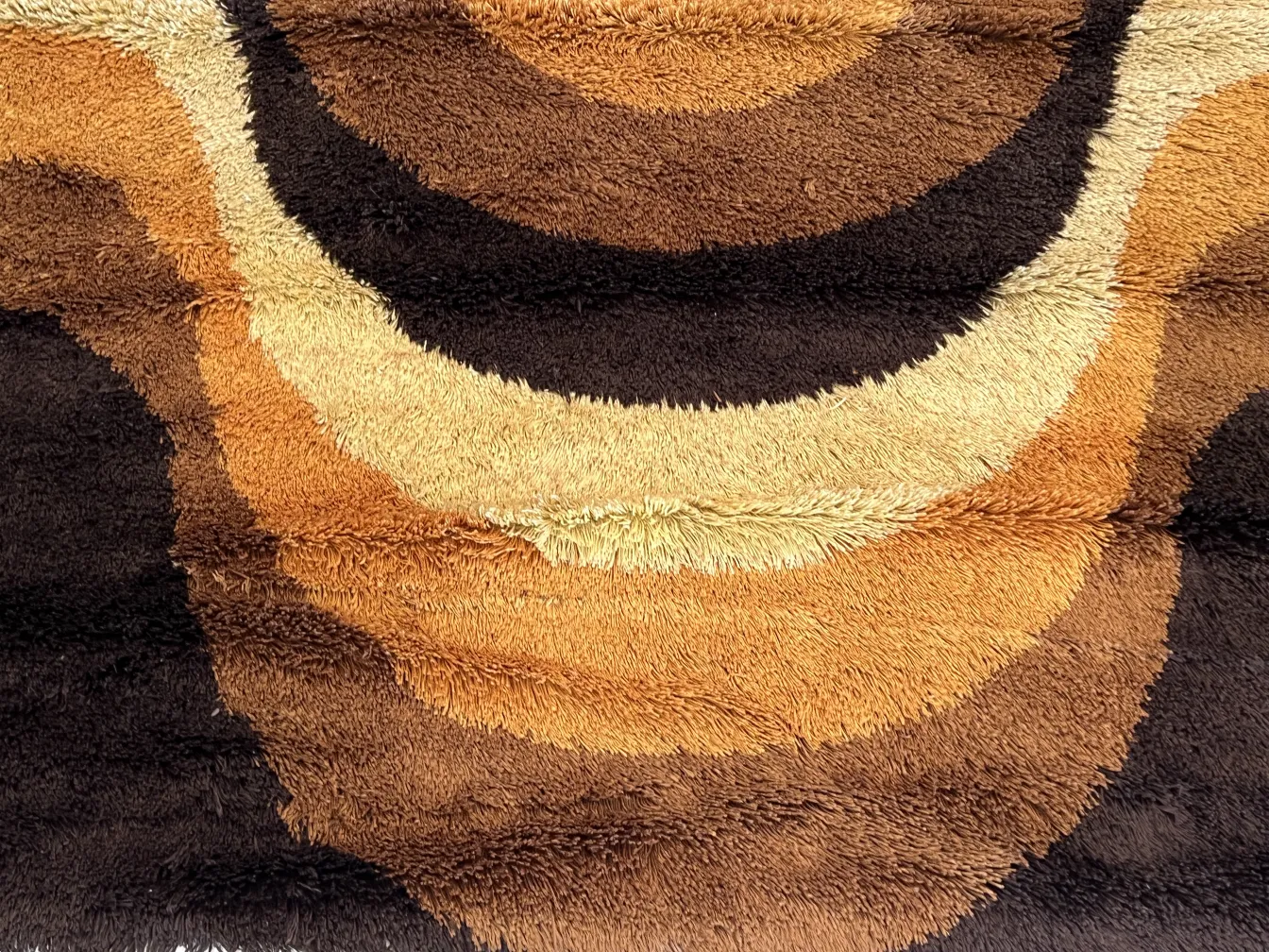 tapis ancien avec des motifs ondulés dans des couleurs chaudes