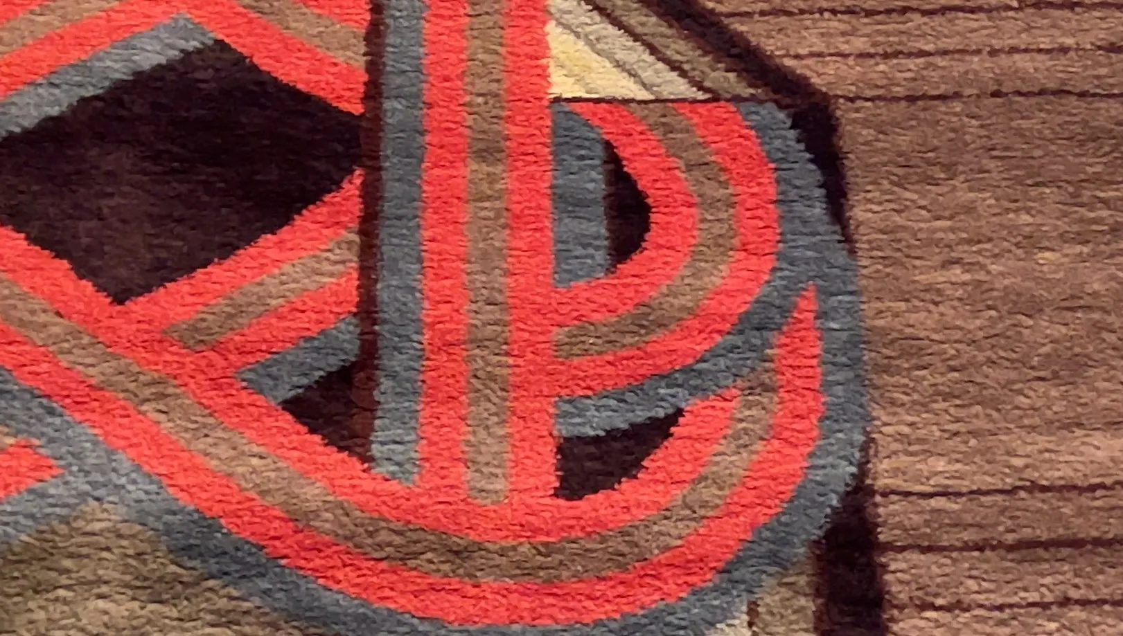 tapete antigo com padrões coloridos em vermelho e cinza