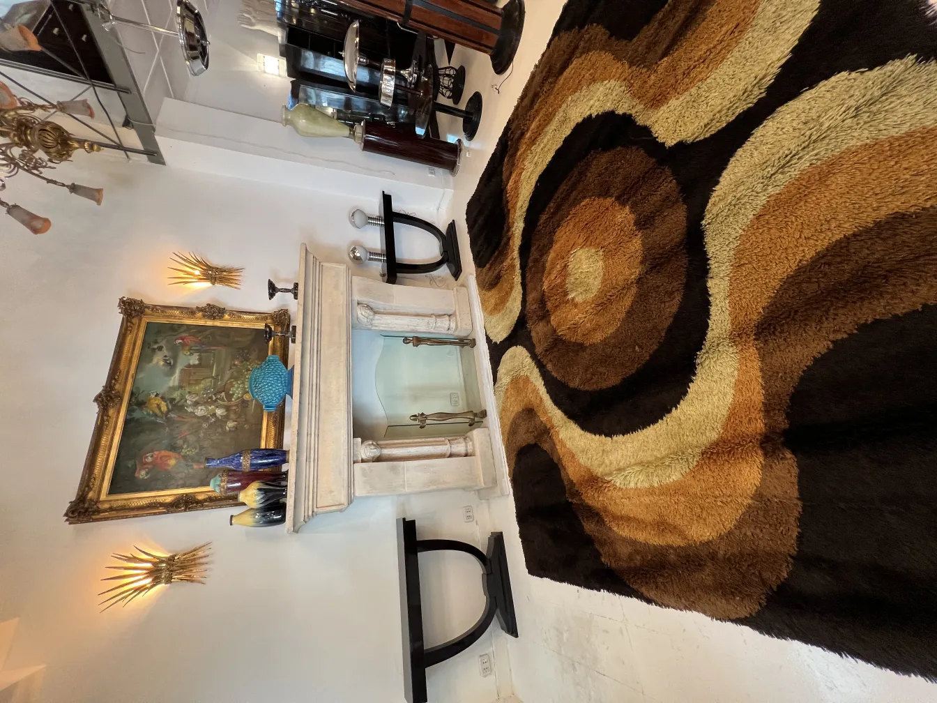 tapis ancien avec des motifs marron clair et foncé, décorant un espace élégant