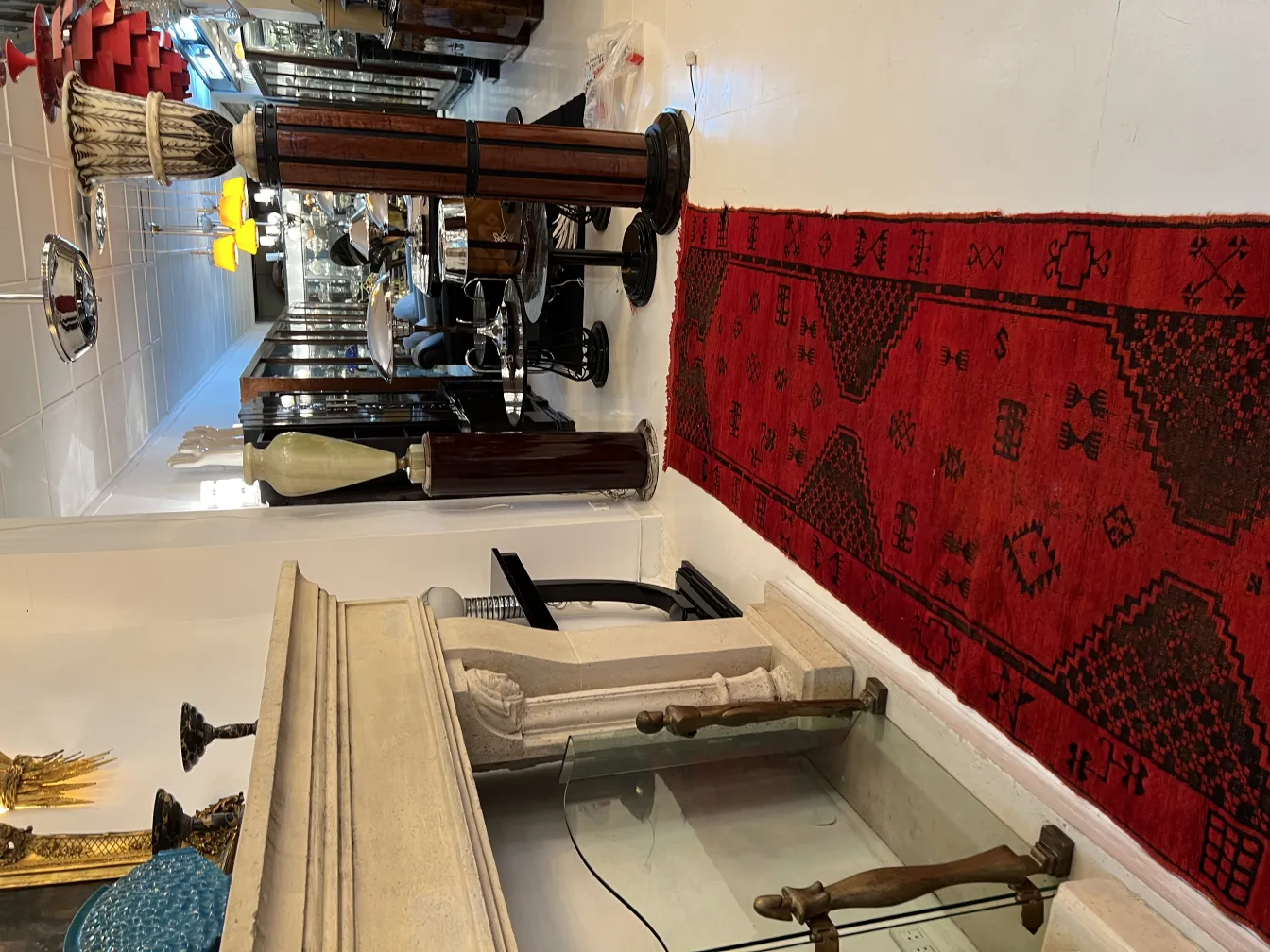 alter roter Teppich mit Mustern in einer eleganten Umgebung