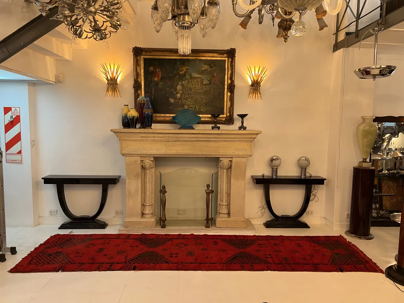 tapis ancien rouge avec motifs dans un cadre élégant