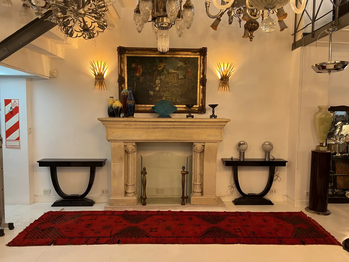 tapis ancien rouge décoratif dans un salon élégant