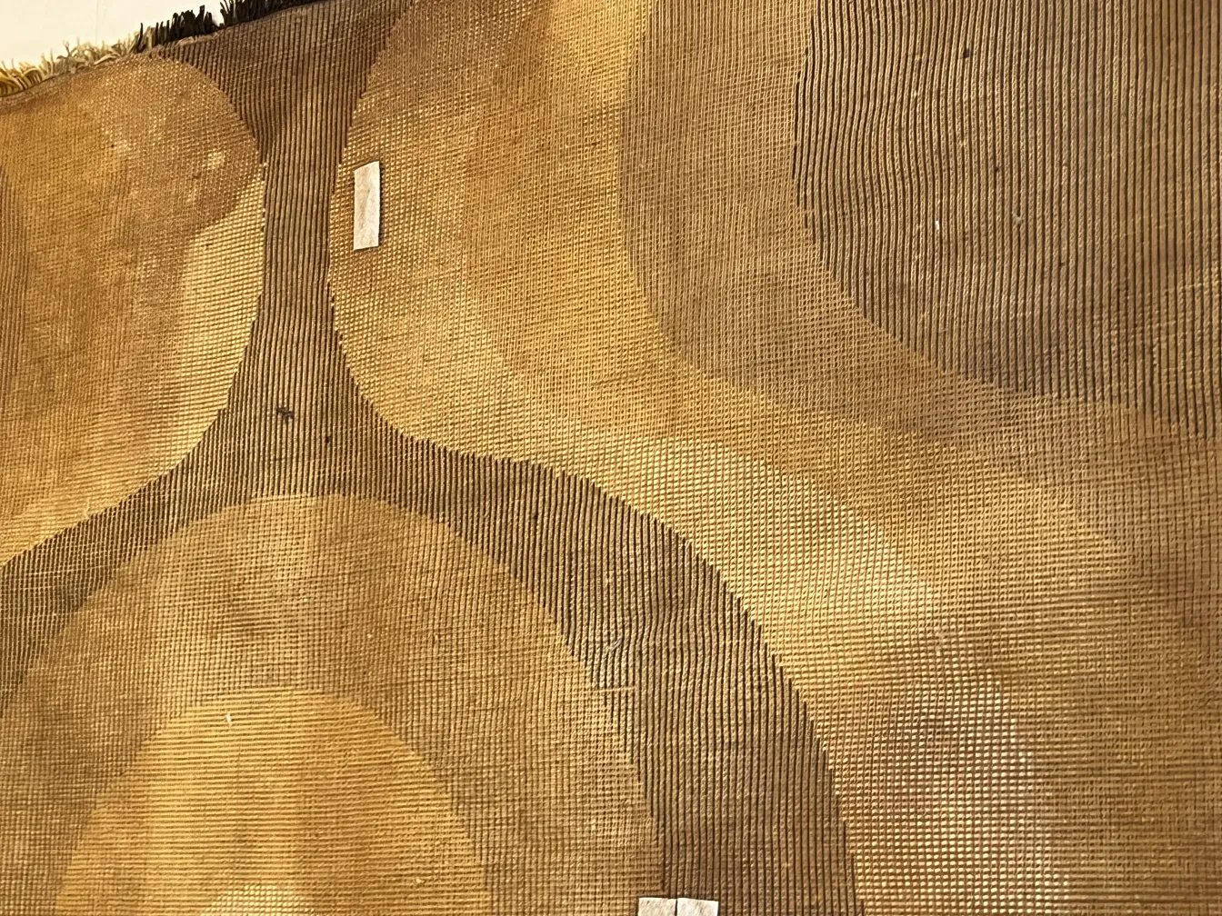 tappeto antico con design moderno in tonalità dorate