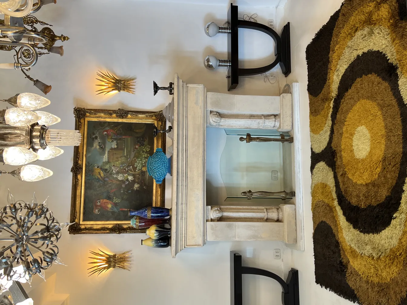 alfombra antigua con diseño en tonos marrones y amarillos