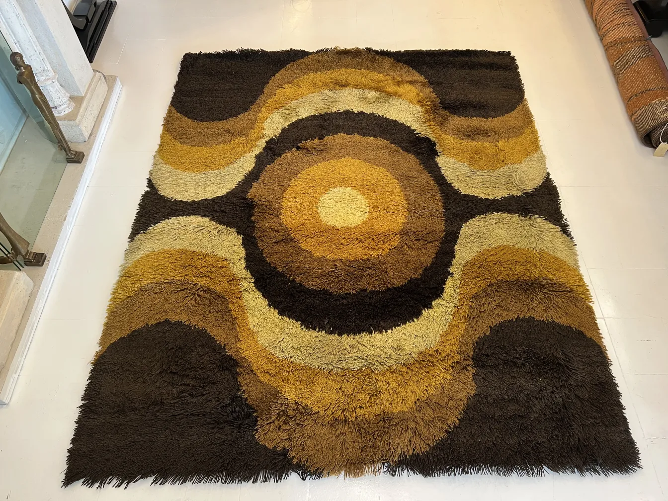 tapis ancien aux tons marron et jaune avec motifs géométriques