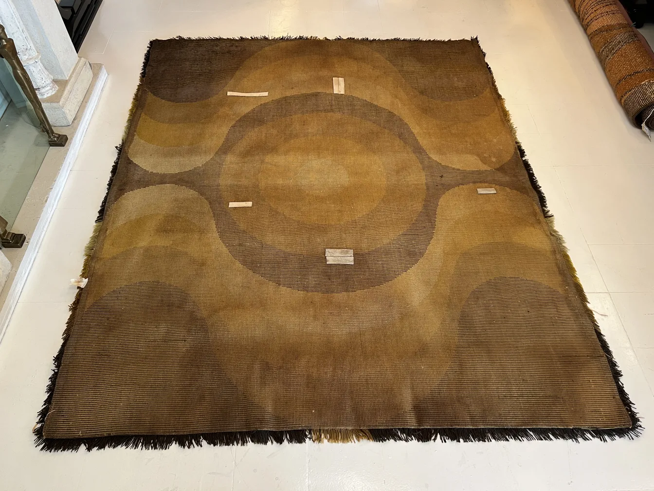 Tappeto antico con design geometrico in tonalità marroni