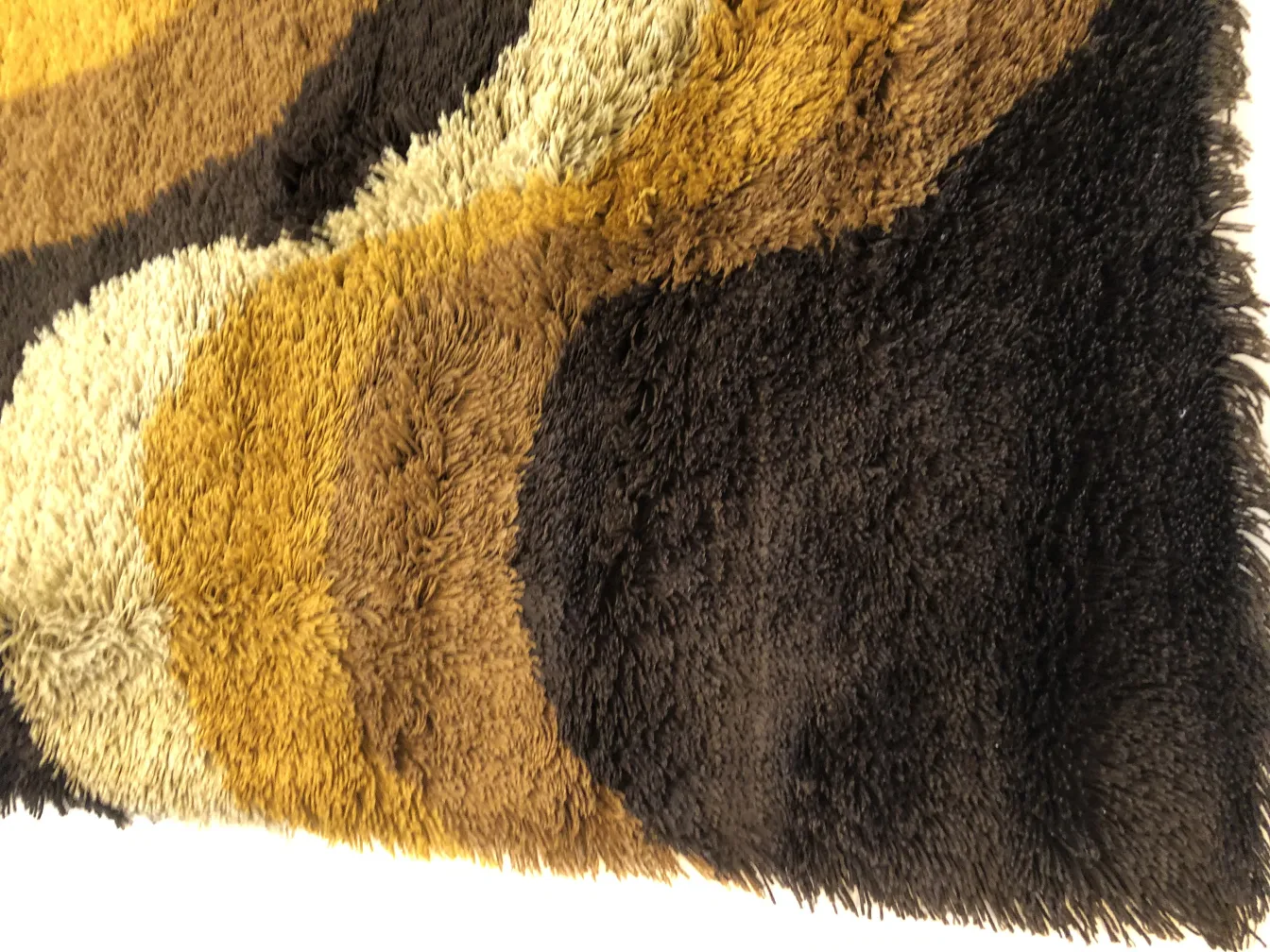 alfombra antigua de colores marrón y negro con textura